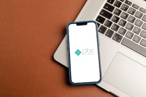 Descubra como o Pix revolucionou as transferências financeiras no Brasil com rapidez, segurança e praticidade. Tire suas principais dúvidas com a Lucrefy.