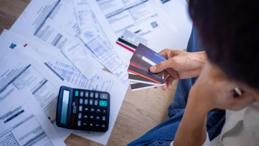 Quando vale a pena renegociar dívidas? Lucrefy, controle financeiro pelo WhatsApp