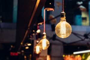 Consumo consciente de energia: 10 dicas para economizar na conta de luz. Lucrefy, controle financeiro pelo WhatsApp.